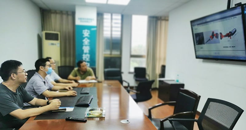 向港源電力公司領(lǐng)導(dǎo)介紹鋸樹機器人項目的優(yōu)勢