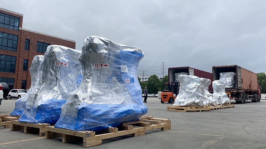 來自日本不二越的工業(yè)機器人抵達前迅工廠