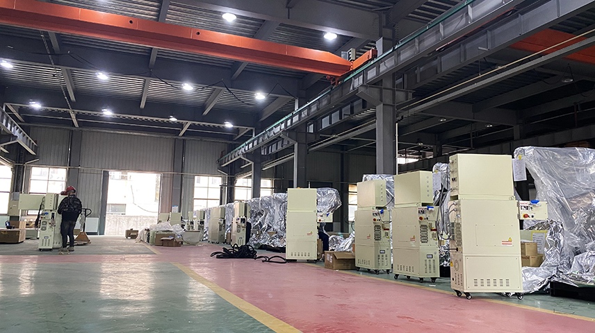 前迅機電新車間排列整齊的工業(yè)機器人