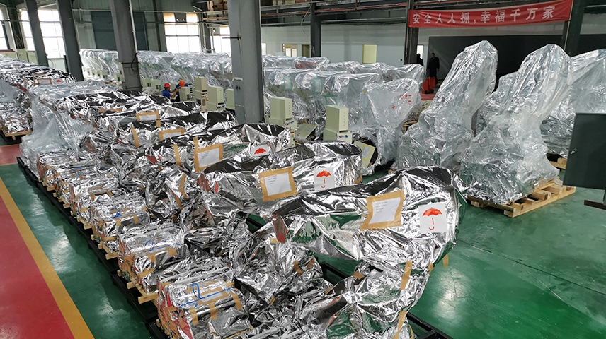 前迅新車間排列整齊的工業(yè)機器人