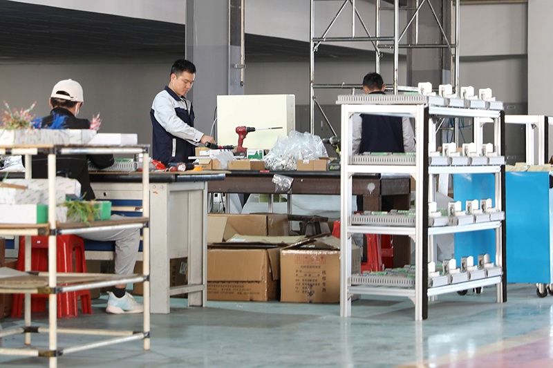 前迅員工正在進(jìn)行裝配作業(yè)