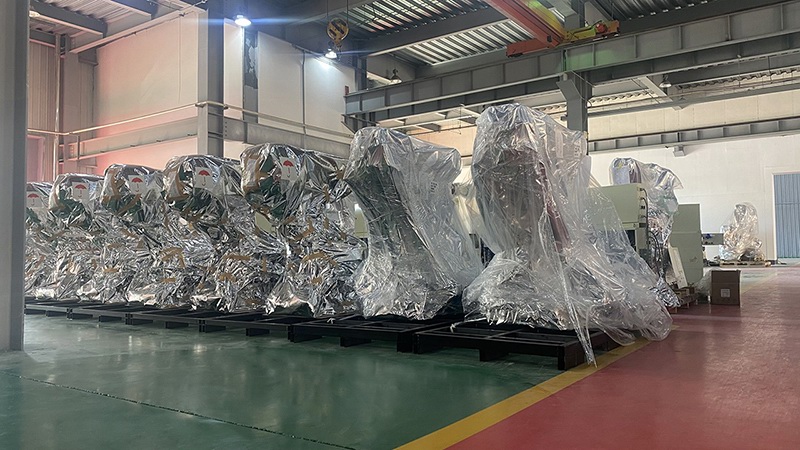 前迅新工廠車間內(nèi)排列整齊的工業(yè)機(jī)器人