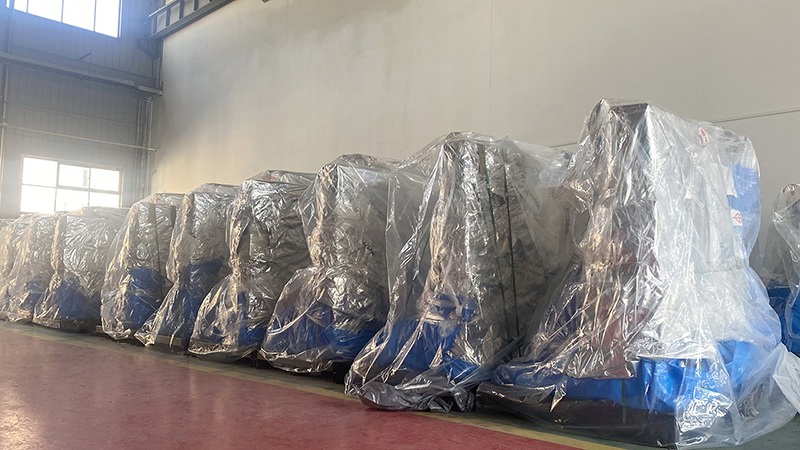 前迅新工廠車間內(nèi)排列整齊的工業(yè)機(jī)器人-圖2