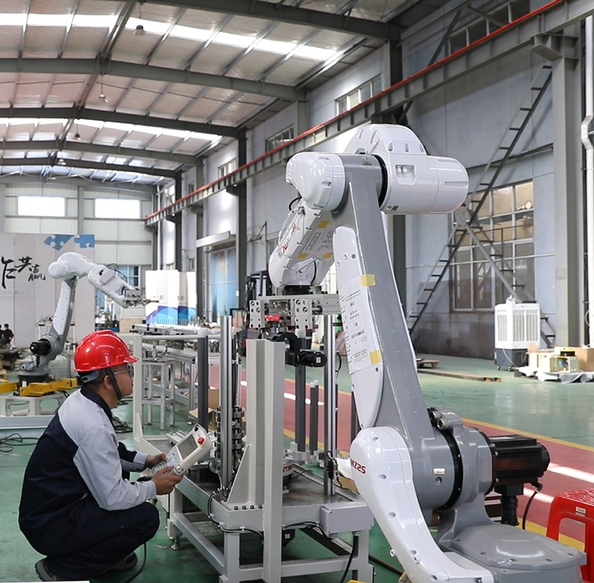 郭超凡 正專注地進(jìn)行工業(yè)機(jī)器人調(diào)試