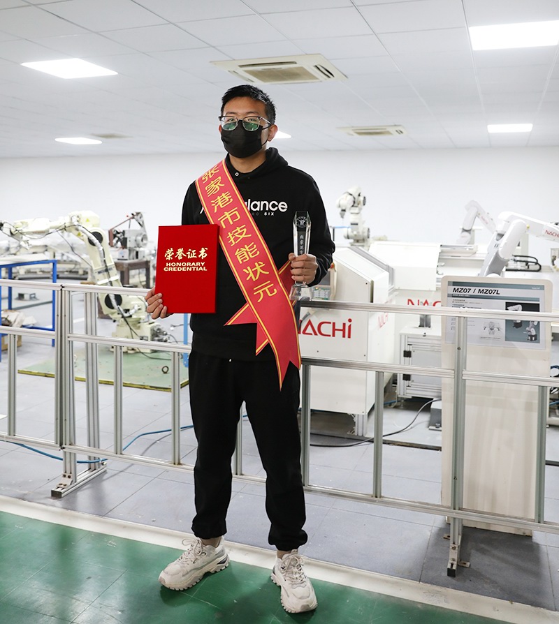 蘇州前迅電氣工程師郭超凡被授予“張家港市技能狀元”榮譽(yù)稱號