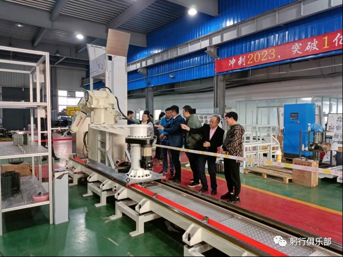 參觀自動(dòng)化產(chǎn)線裝配車(chē)間