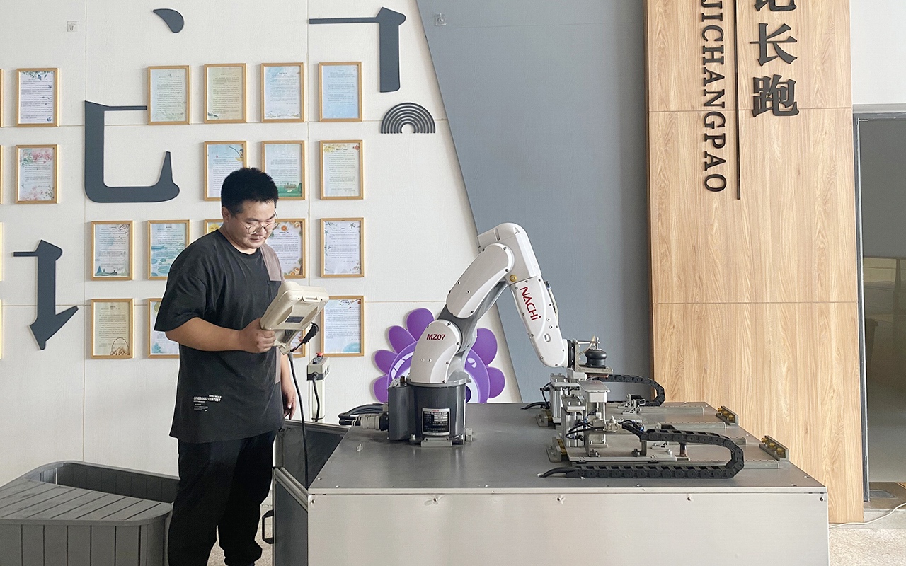 機(jī)器人應(yīng)用工程師錢工正在進(jìn)行機(jī)器人調(diào)試