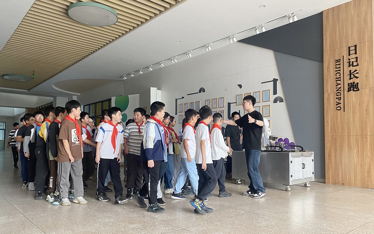 機(jī)器人應(yīng)用工程師錢工正在進(jìn)行機(jī)器人調(diào)試