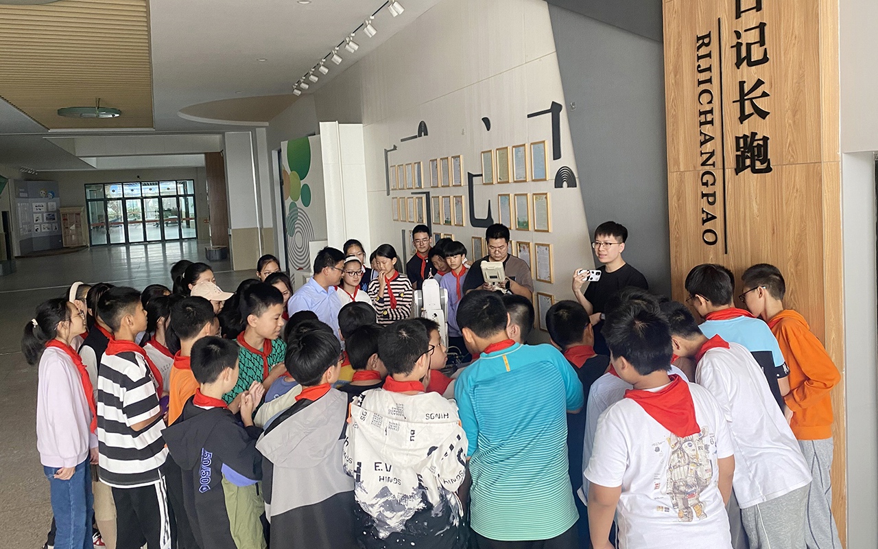 機(jī)器人應(yīng)用工程師錢工正在進(jìn)行機(jī)器人調(diào)試