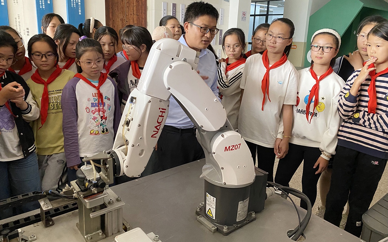 機(jī)器人應(yīng)用工程師錢工正在進(jìn)行機(jī)器人調(diào)試