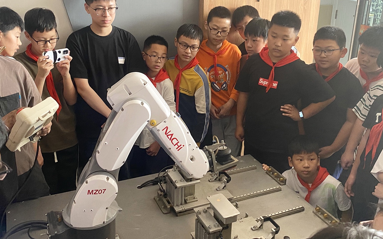 機(jī)器人應(yīng)用工程師錢工正在進(jìn)行機(jī)器人調(diào)試