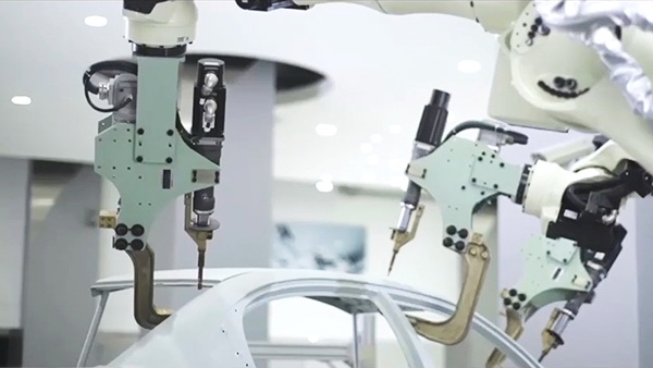 車(chē)身點(diǎn)焊與卷邊加工