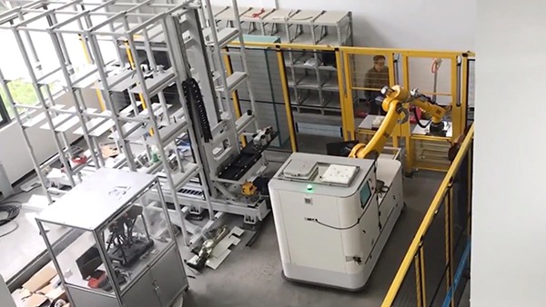 視覺引導(dǎo)AGV物流車+工業(yè)機(jī)器人實(shí)現(xiàn)定位糾偏